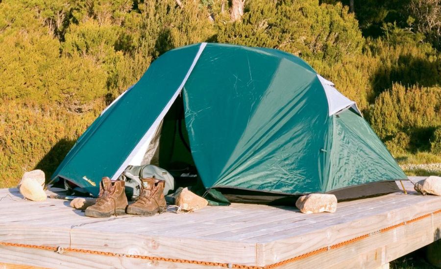How to secure a tent without stakes: simple methods for any terrain howtolightguide 27