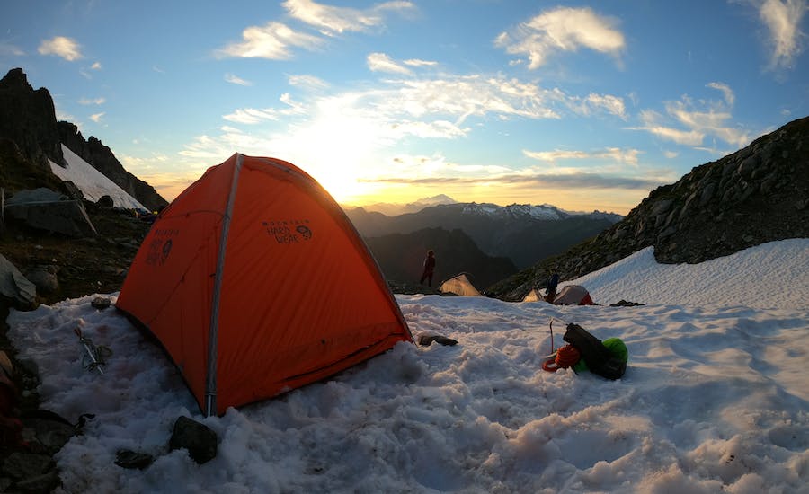 How to secure a tent without stakes: simple methods for any terrain how to secure a tent without stakes